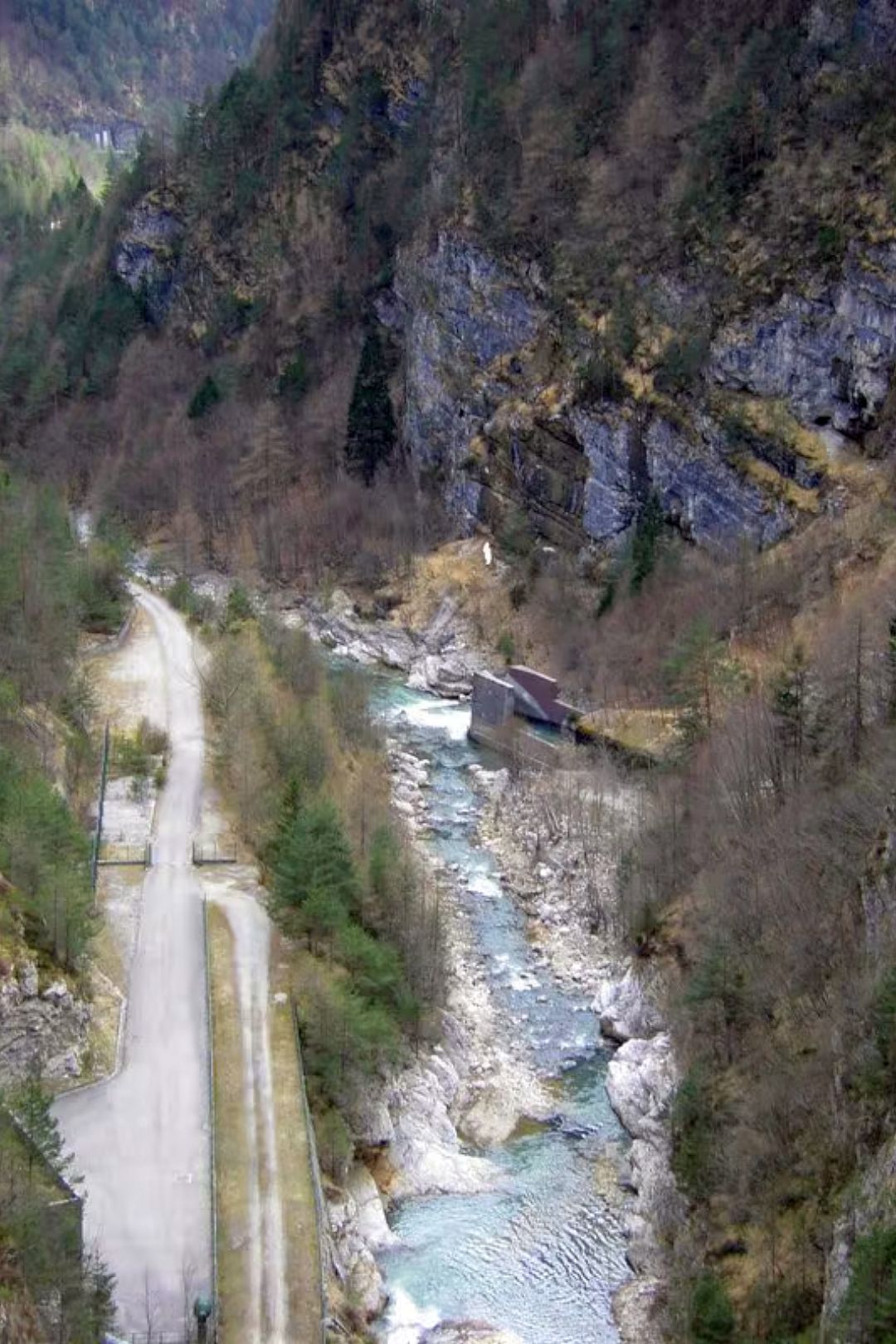 Kajak, Fluss Maè, Abschnitt Soffranco - Hängebrücke (Obere Klamm) der Auslass unterhalb der Staumauer 