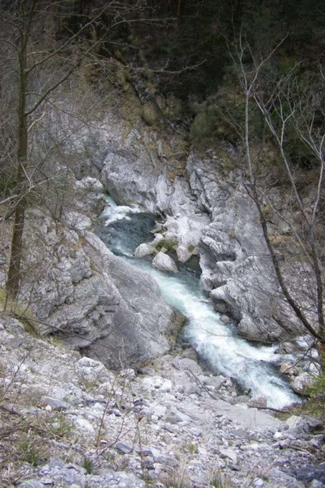 Kajak, Fluss Maè, Abschnitt Soffranco - Hängebrücke (Obere Klamm) Eingang zur Klamm nach der Staumauer 