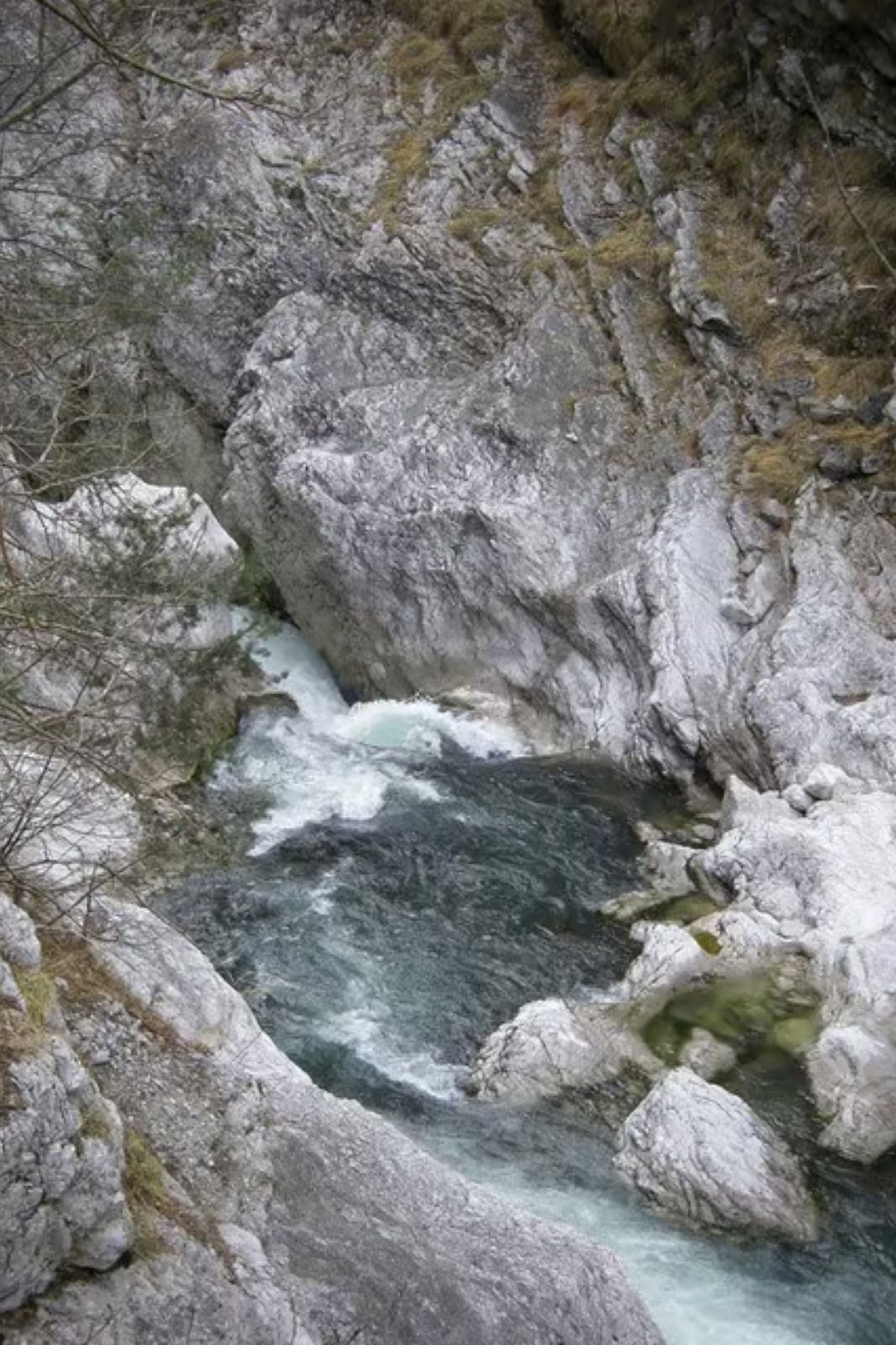 Kajak, Fluss Maè, Abschnitt Soffranco - Hängebrücke (Obere Klamm) Fahrbar? Umtragbar? Erster Fall nach der Staumauer 
