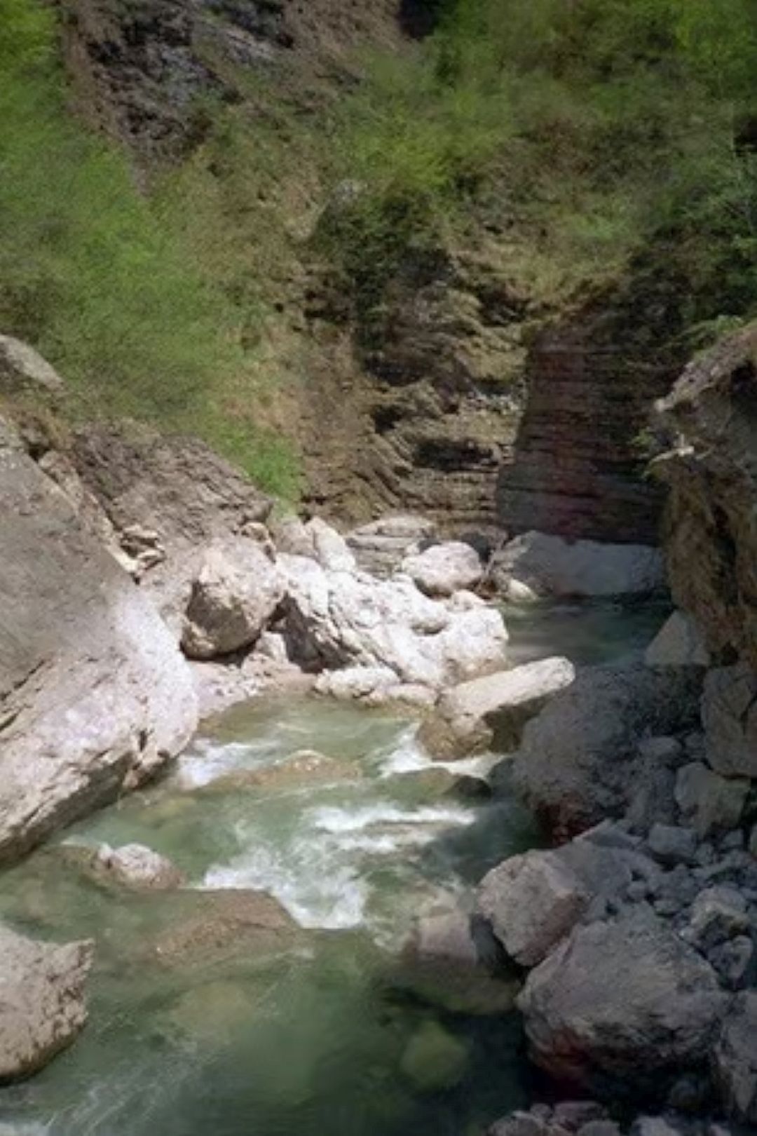 Kajak, Fluss Maè, Abschnitt Longarone - Mündung (Untere Klamm) ganz schön steinig 